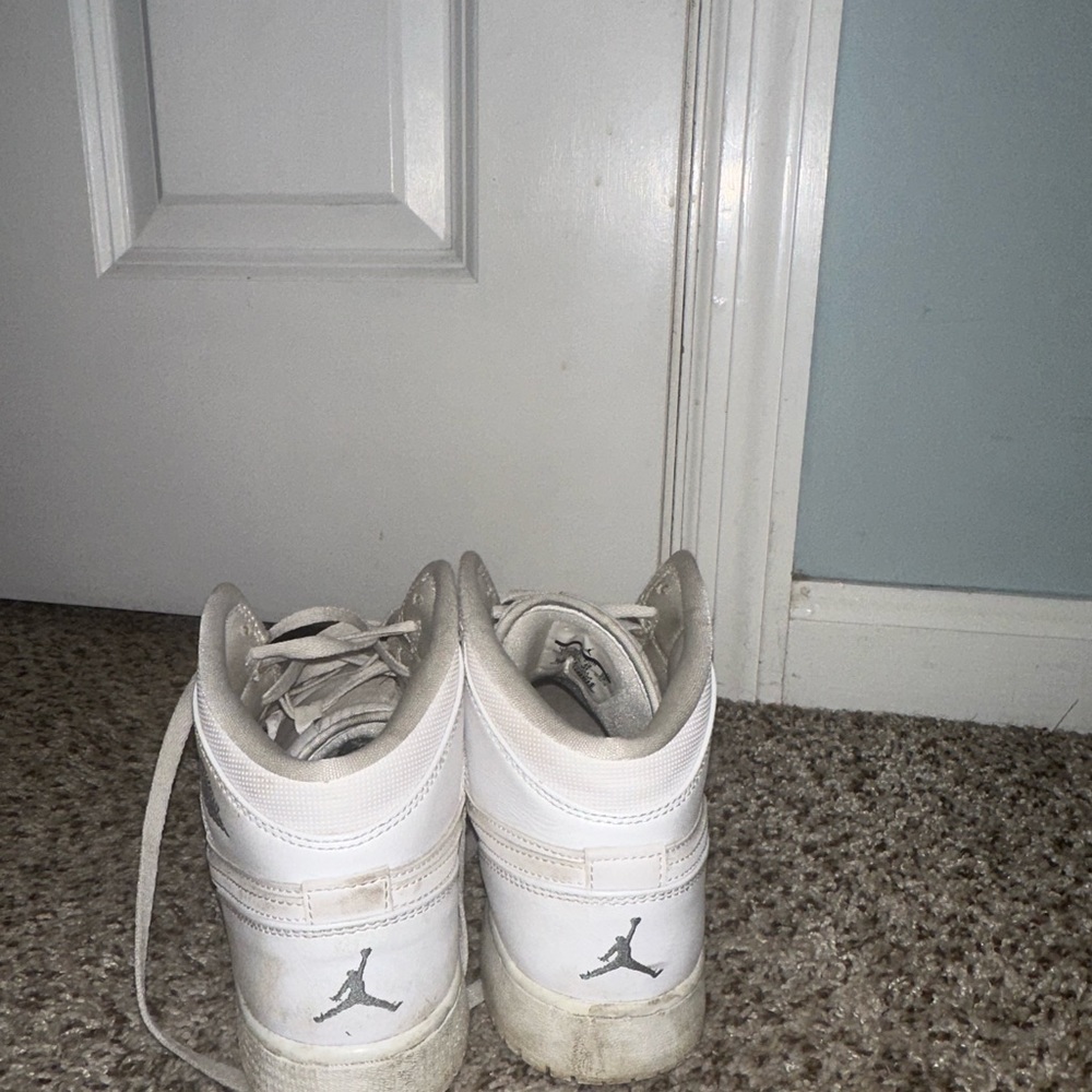 Jordan 1 mids - Picture 3 of 6
